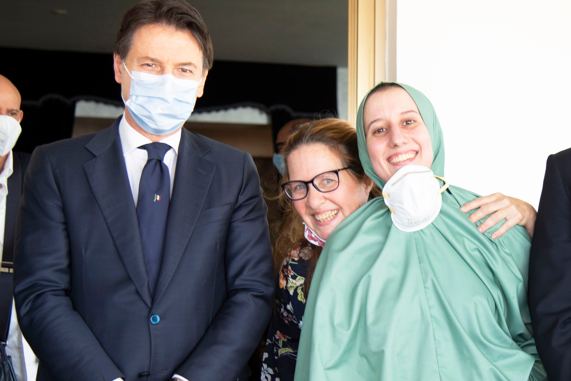 Silvia Romano con il premier Giuseppe Conte al suo sbarco a Ciampino, dietro la madre della ragazza (foto presidenza del consiglio dei ministri)