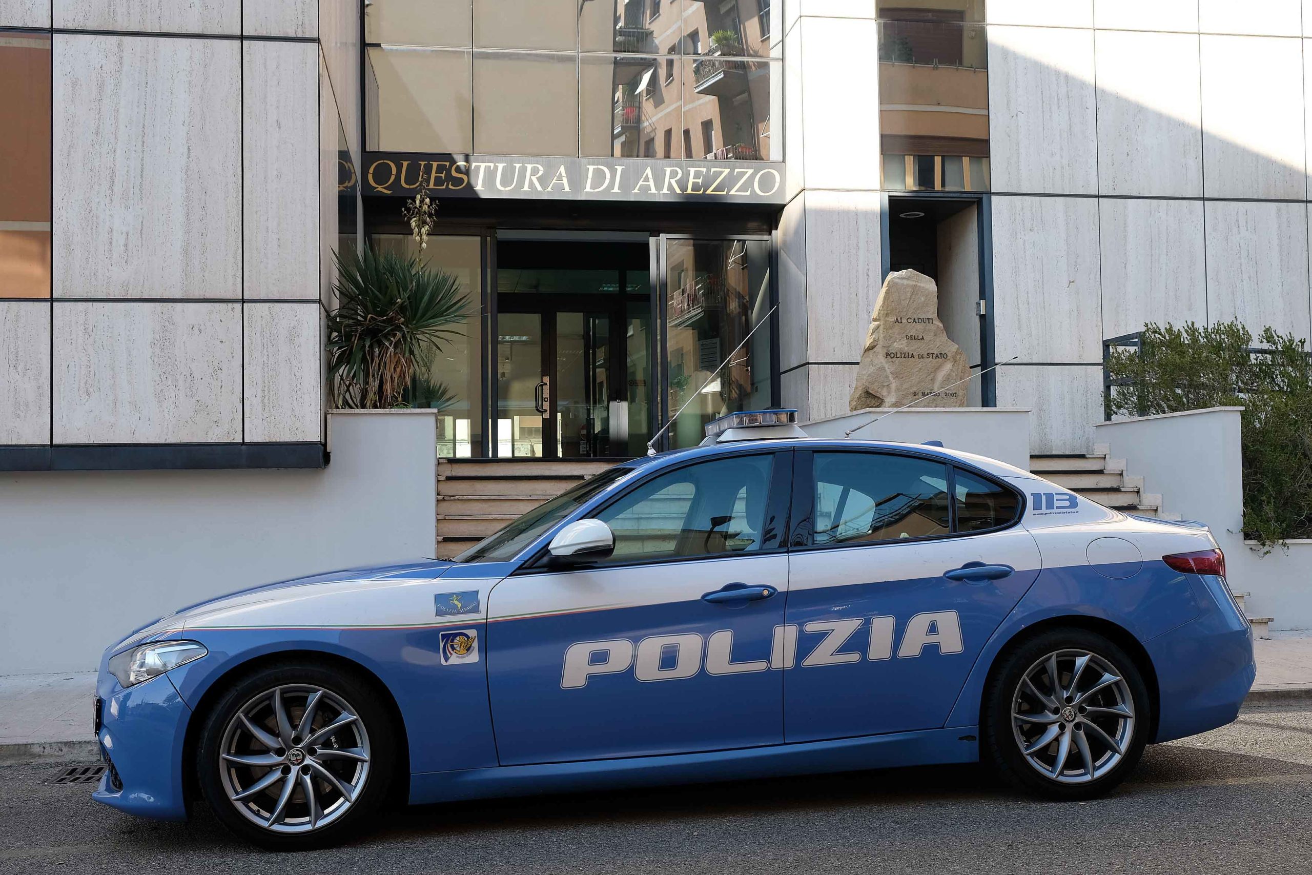 Una volante davanti all'ingresso della questura di Arezzo