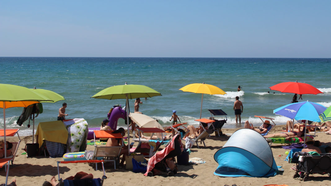 Ombrelloni su una spiaggia libera in Toscana