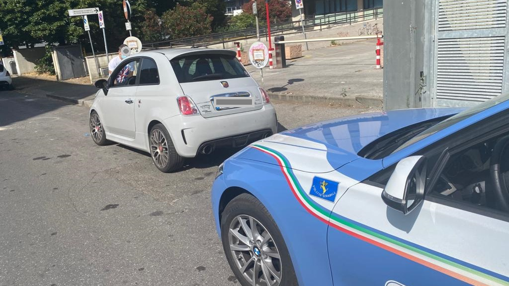 Una 500 Abarth truccata sequestrata dalla polizia stradale a Prato