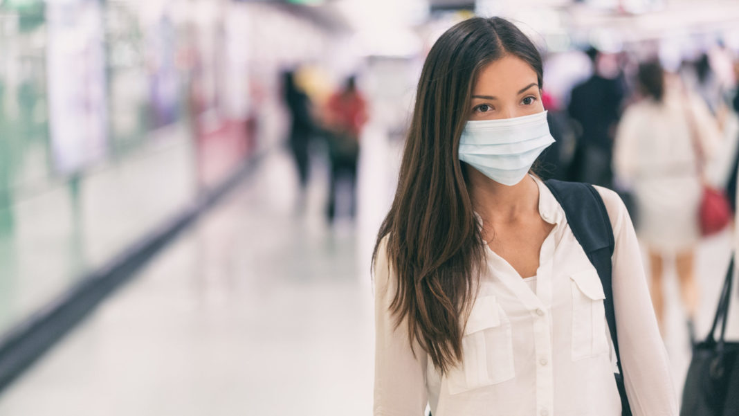 Una giovane donna con la mascherina contro il coronavirus