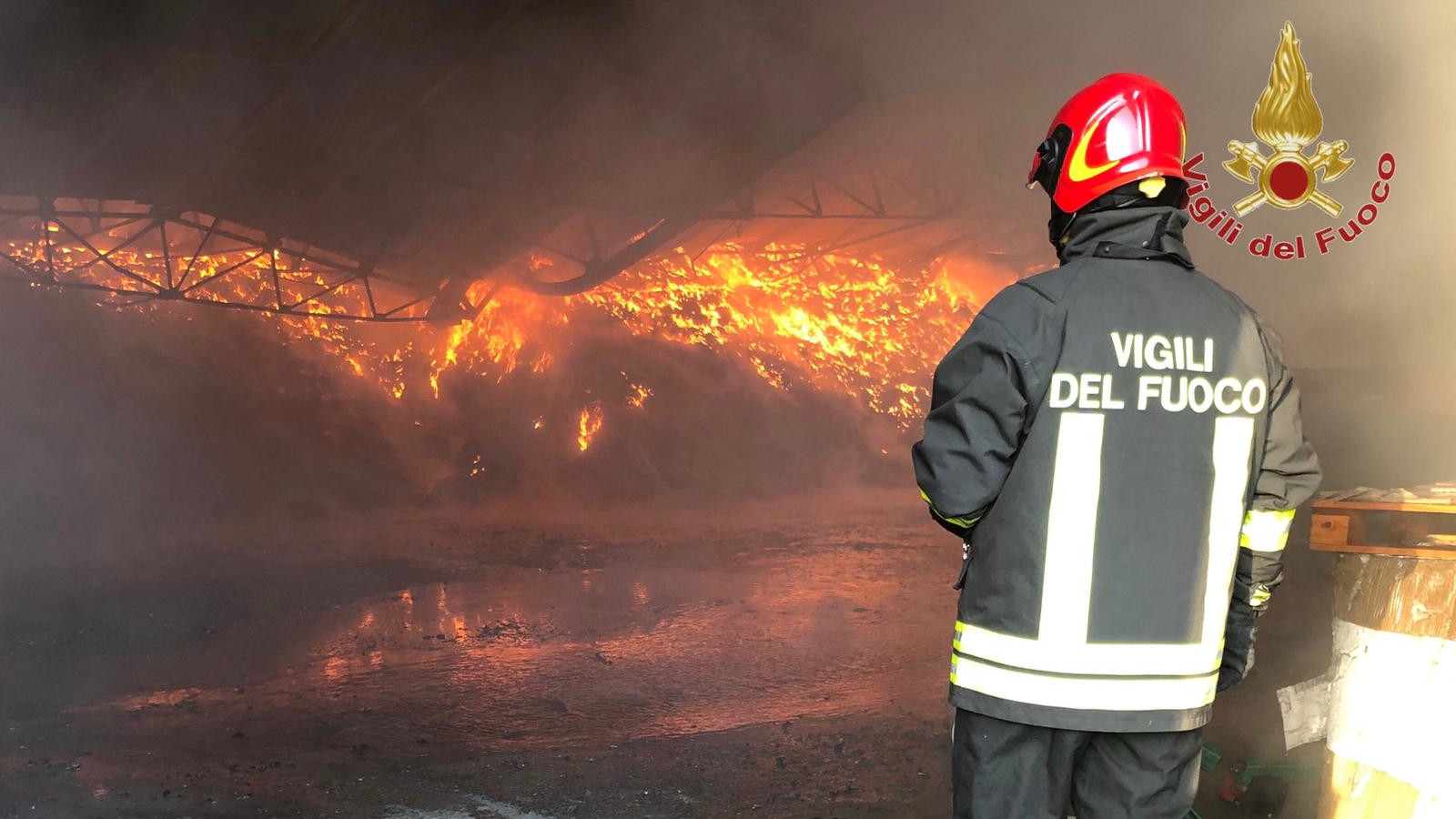 Rifiuti in fiamme all’esterno dell’inceneritore di Selvapiana