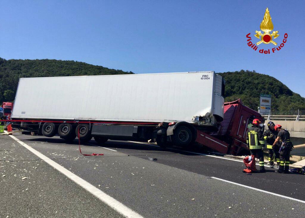 Tir sospeso nel vuoto sul viadotto: il video