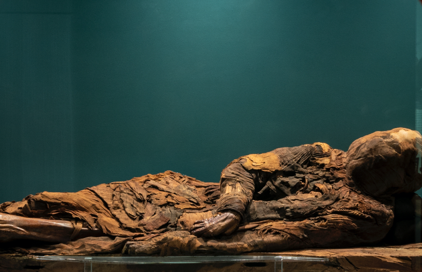mummia della giovane donna con tunica plissettata