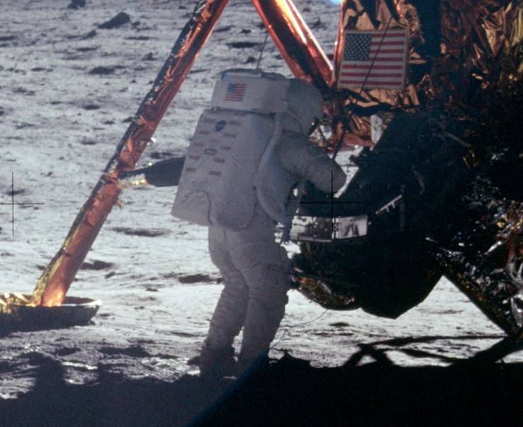 Neil Armstrong mette piede sulla Luna