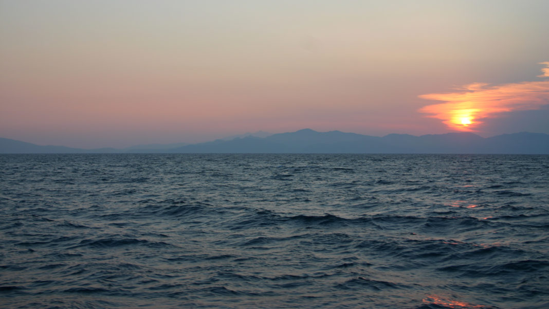 Il mare e l'Elba visti al tramonto dalla barca a vela