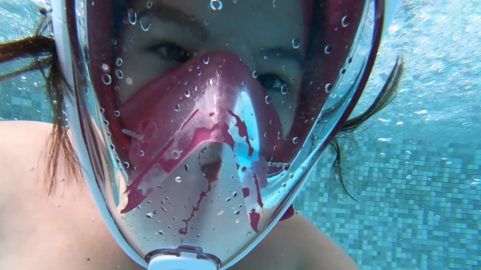 In piscina per sfuggire all'ondata di caldo