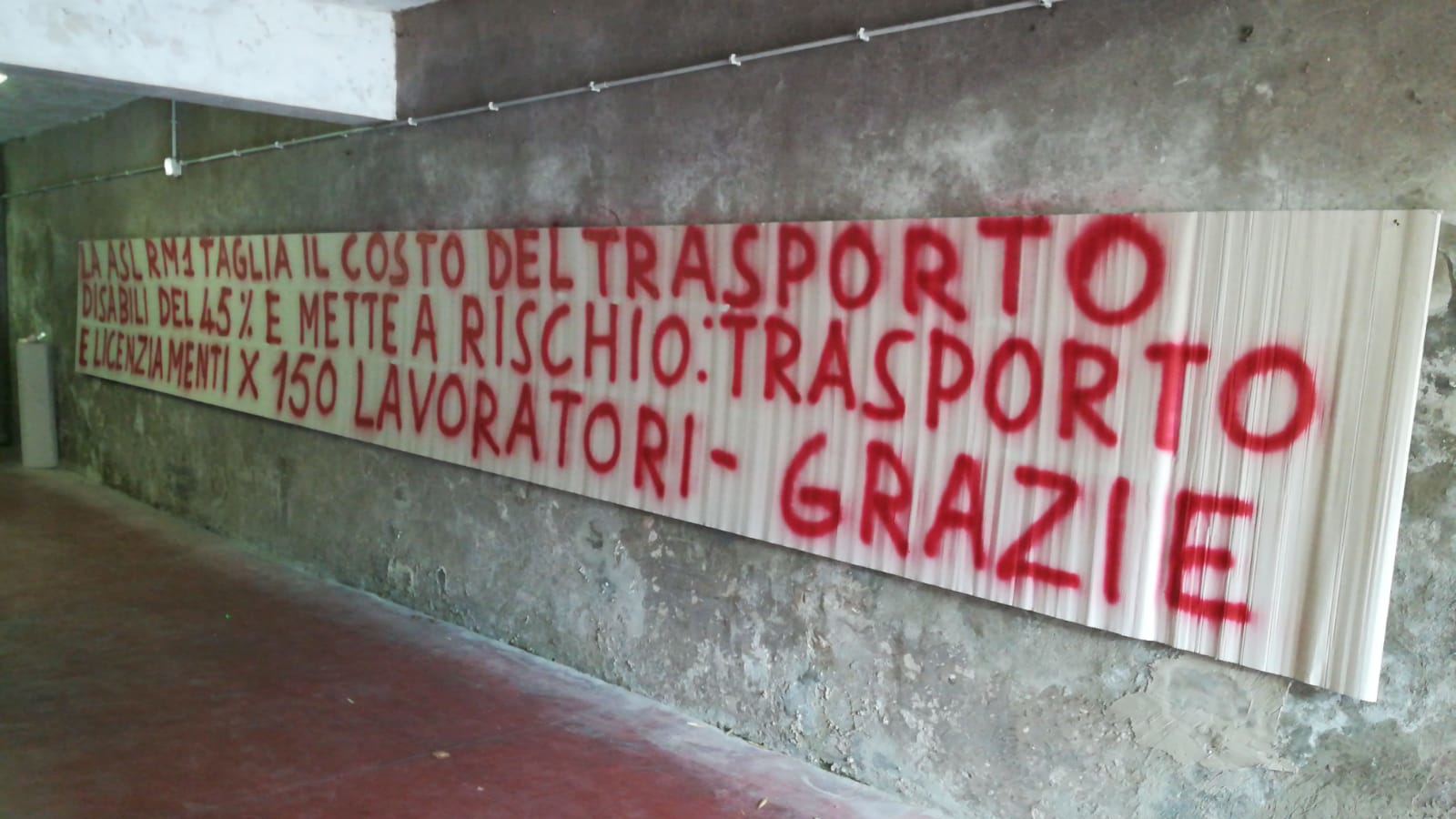 Striscione protesta trasporto disabili a Roma