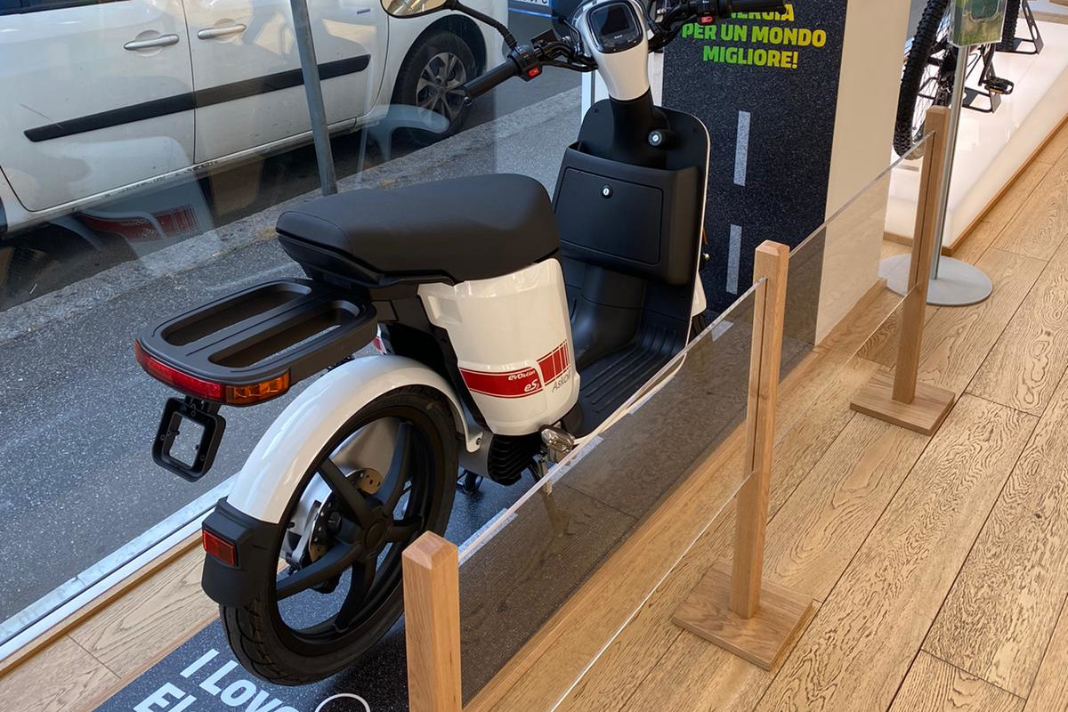 Scooter elettrico nello store estra