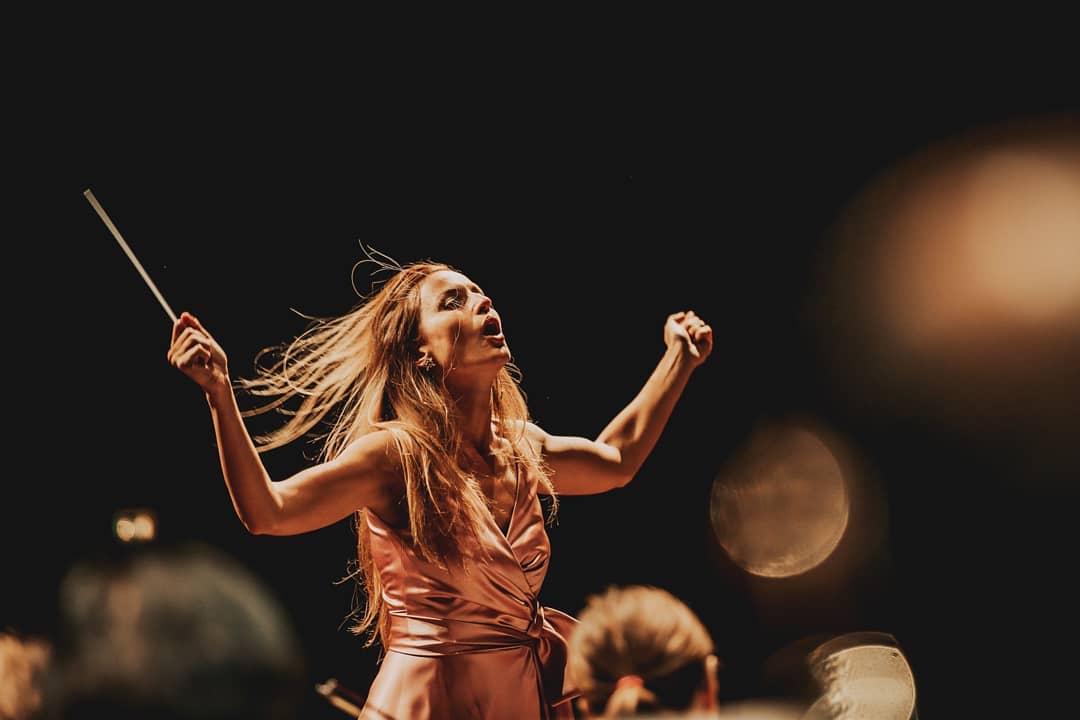 Grande musica a piedi nudi: Beatrice Venezi sul palco del Verdi di Montecatini
