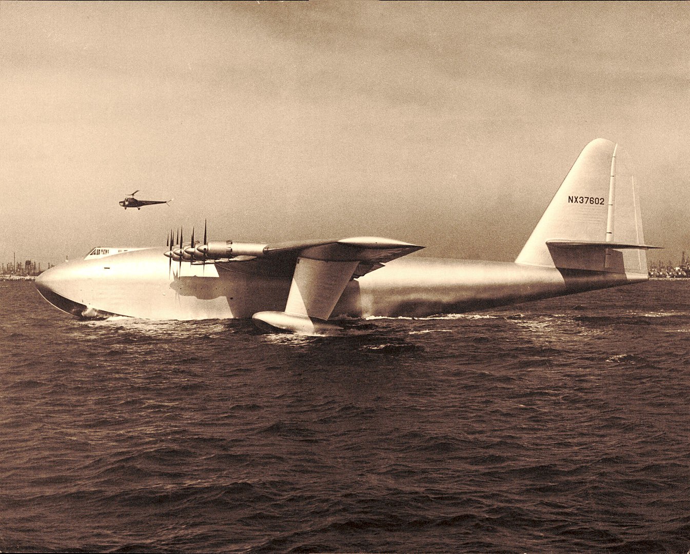 Primo volo dello Spruce Goose, il più grande aeroplano ad ala fissa