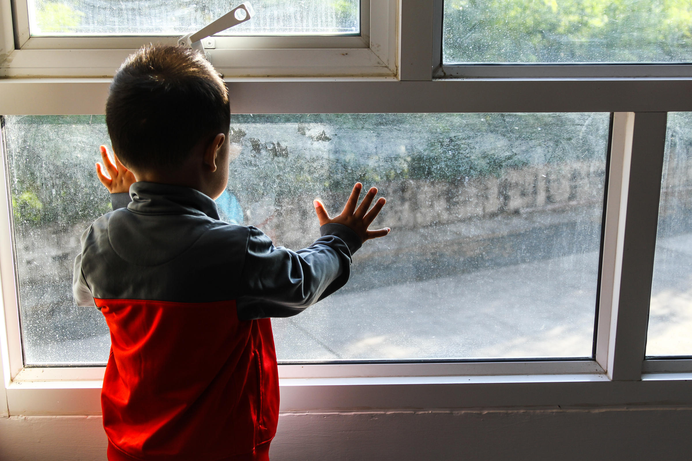 Bambino alla finestra