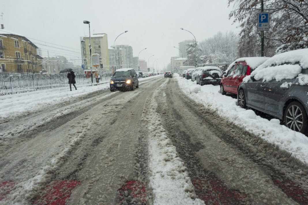 Strada sotto la neve