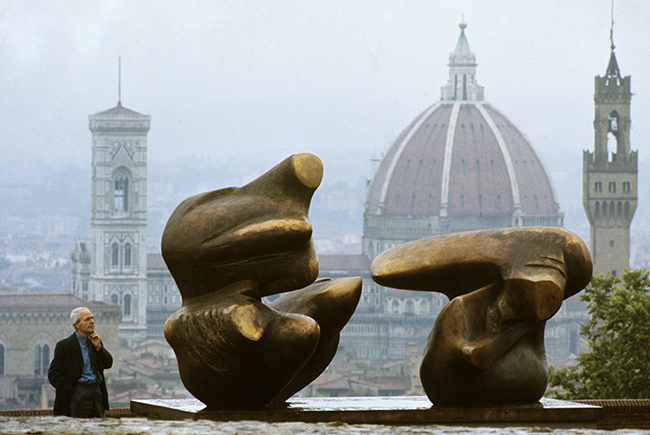 Henry Moore con Two Piece Reclining Figure: Points 1969-70, bronzo, in mostra al Forte di Belvedere, Firenze, Italia, 1972 fotografo: Enrico Ferorelli Riprodotto con il permesso della Henry Moore Foundation