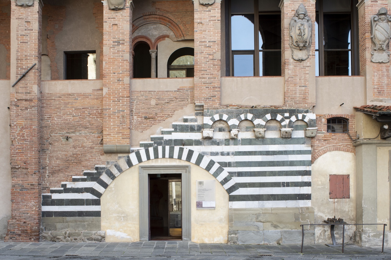 L'antico palazzo dei vescovi a Pistoia