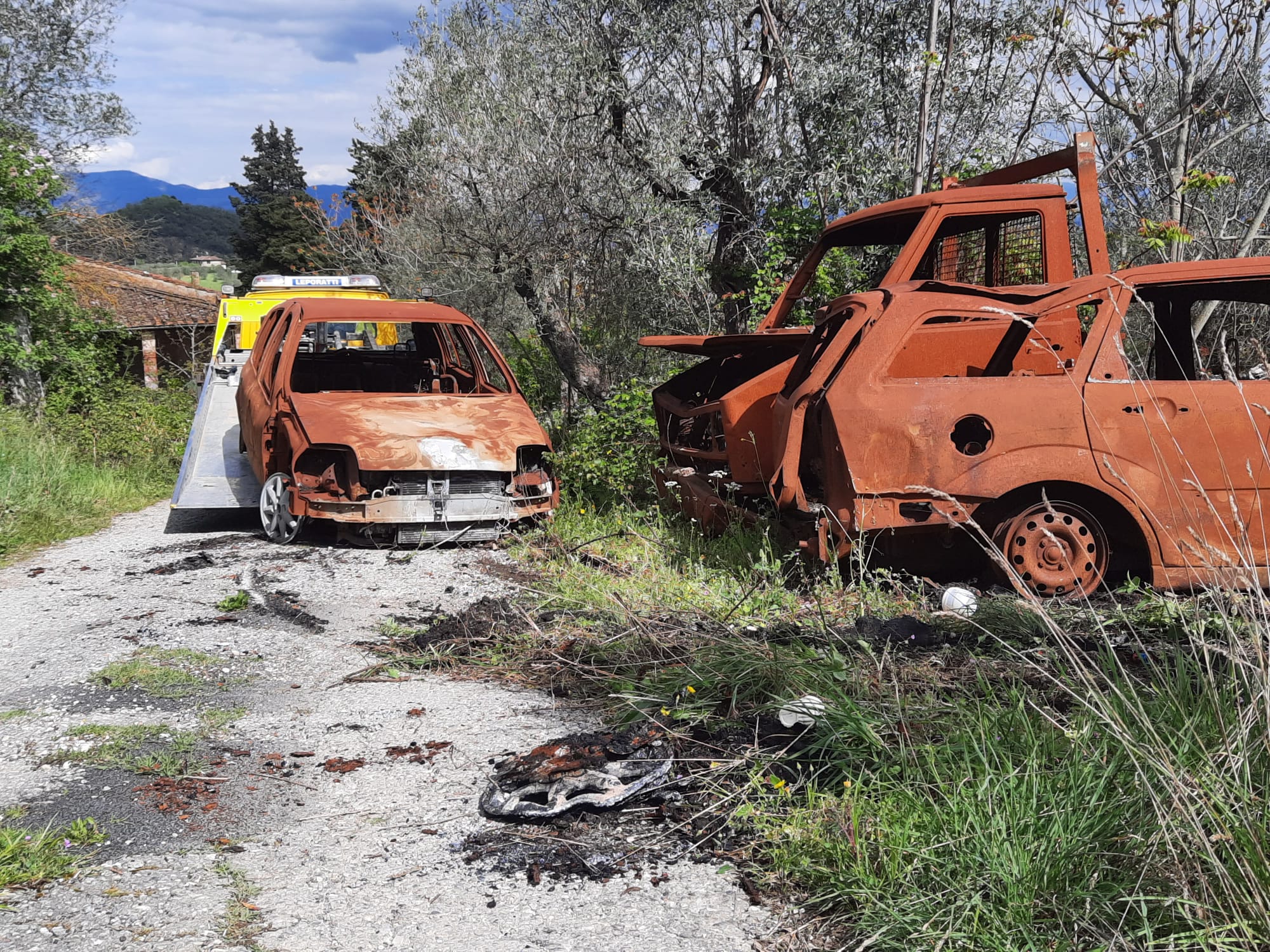 Rimozione auto bruciate a Carmignano