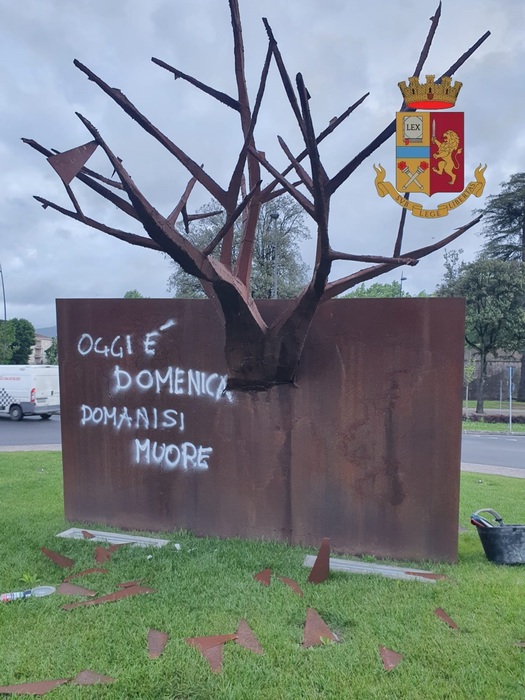 Artista imbratta e danneggia la sua scultura: la polizia lo denuncia