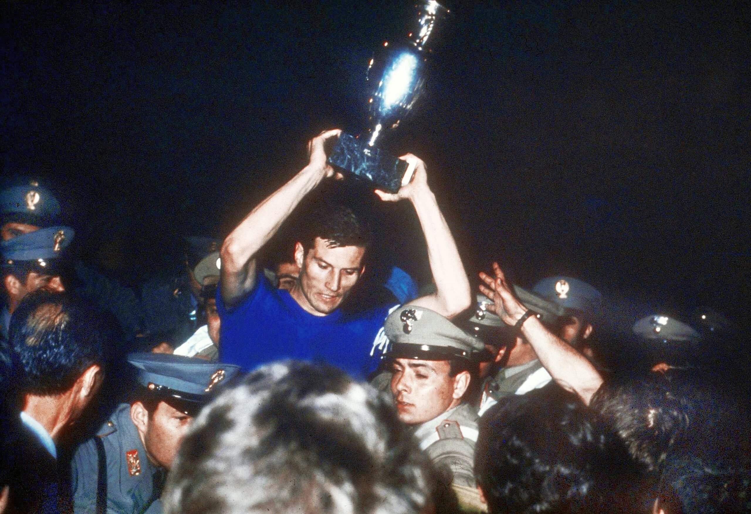 Giacinto Facchetti alza l'unica coppa vinta dall'Italia agli Europei di calcio