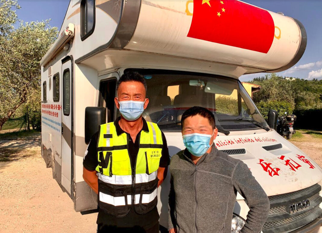Il ciclista cinese Wan Renqiu col presidente di Ramunion Italia davanti al suo camper