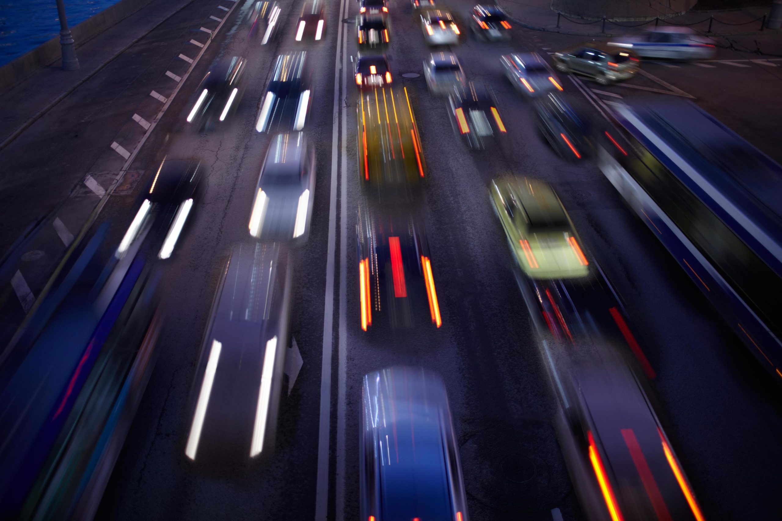 Autostrada. Notte. luci auto a lunga esposizione gratuito foto