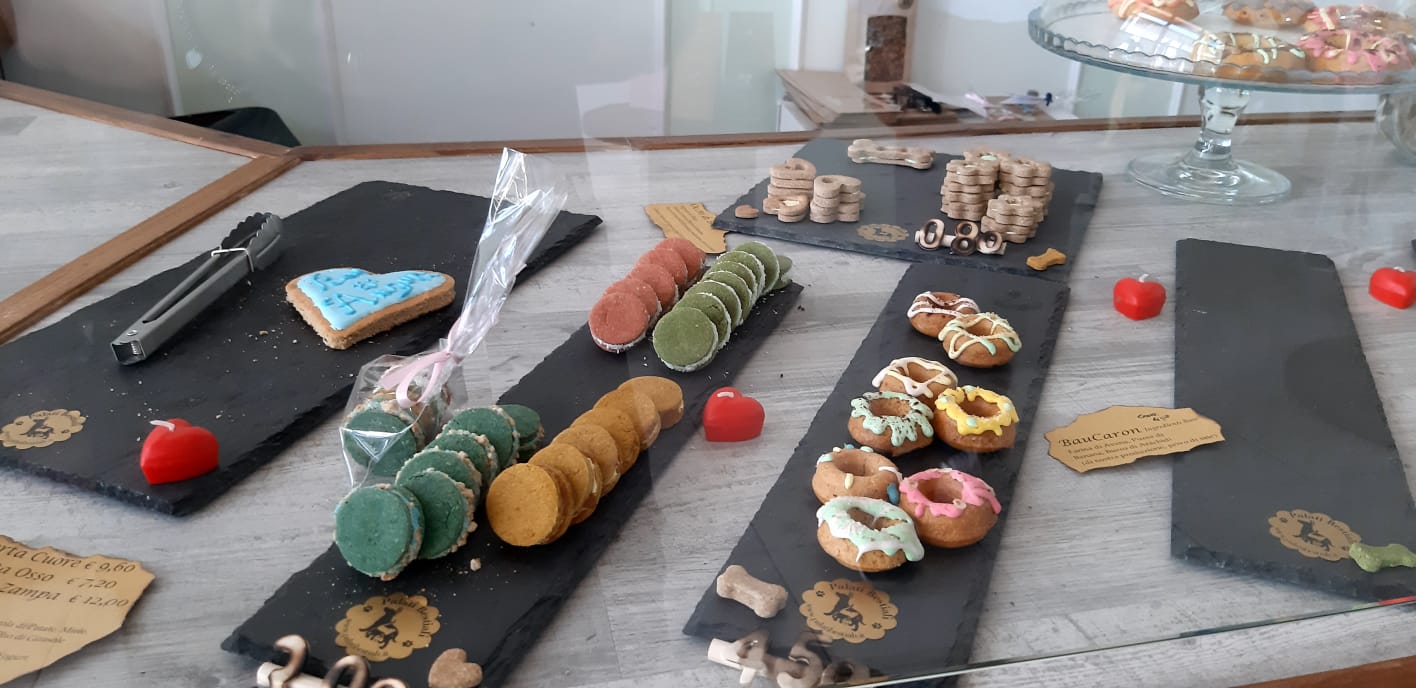 Dolci per cani nella pasticceria per cani di Montemurlo