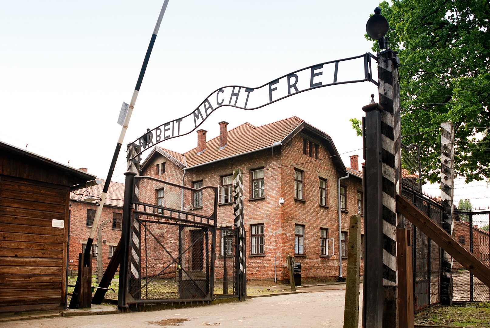 1613px auschwitz i (22 may 2010)