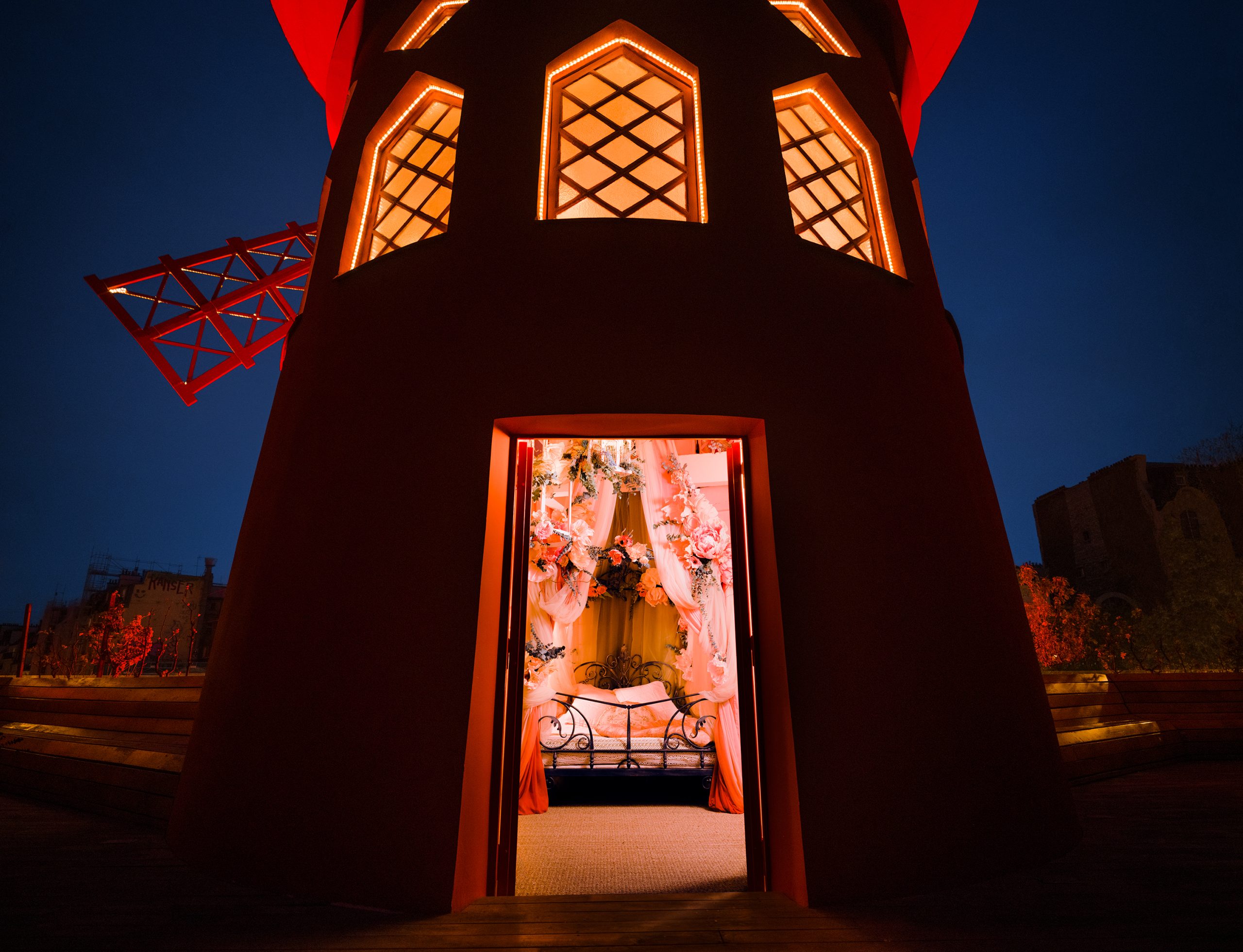 L’iconico mulino del Moulin Rouge è prenotabile su Airbnb