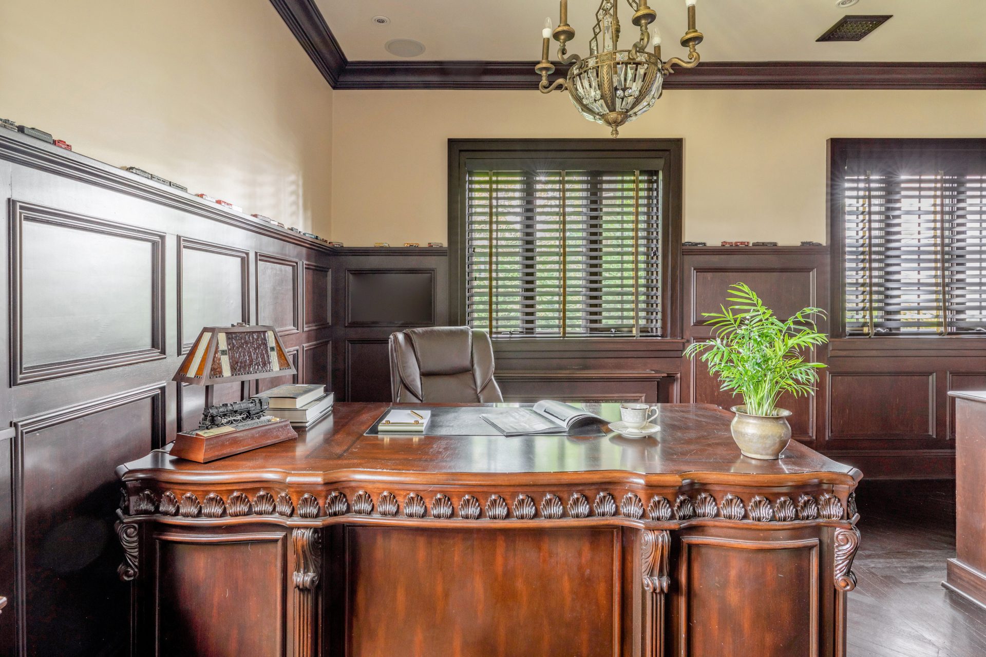 godfather airbnb 05 office desk credit marc mcandrews