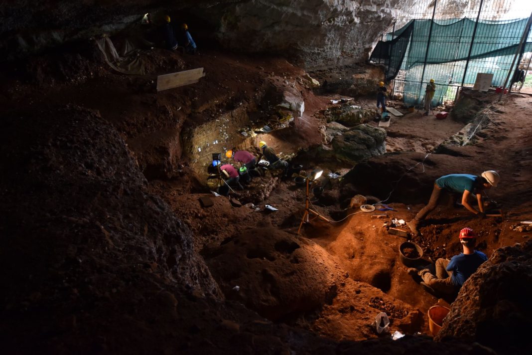 foto attività di scavo all'interno della grotta romanelli