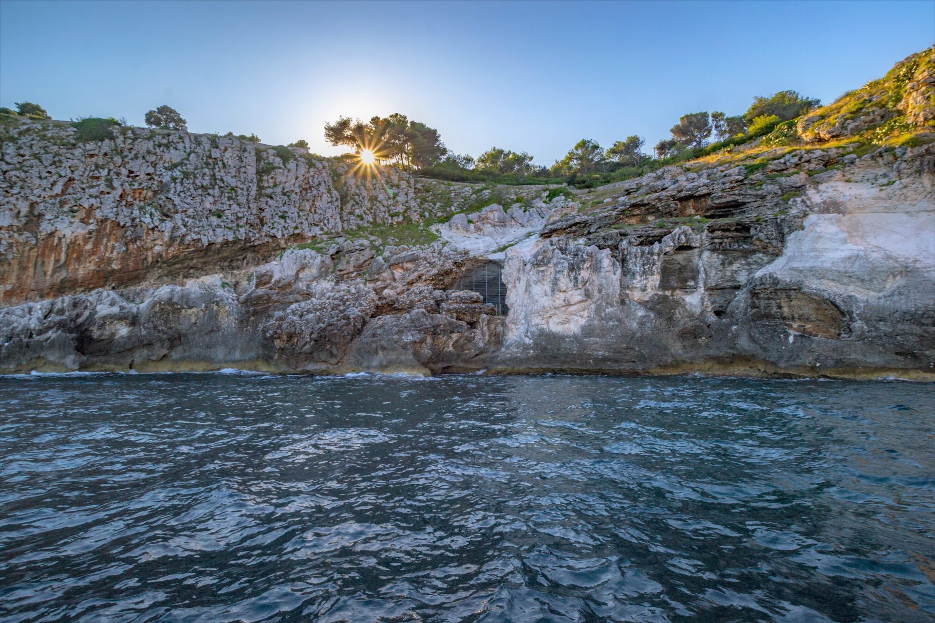 foto panoramica della baia ed ingresso di grotta romanelli