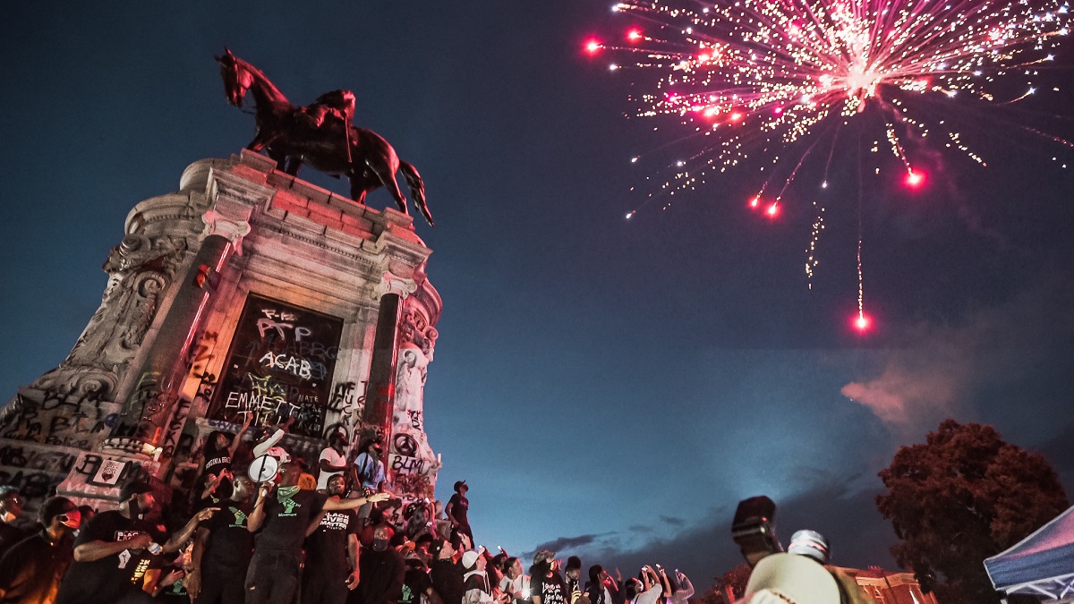 LE STATUE DI COLOMBO ABBATTUTE IN USA NEL DOC ‘STONEBREAKERS’ – IN ANTEPRIMA MONDIALE AL FESTIVAL DEI POPOLI – diretto da VALERIO CIRIACI