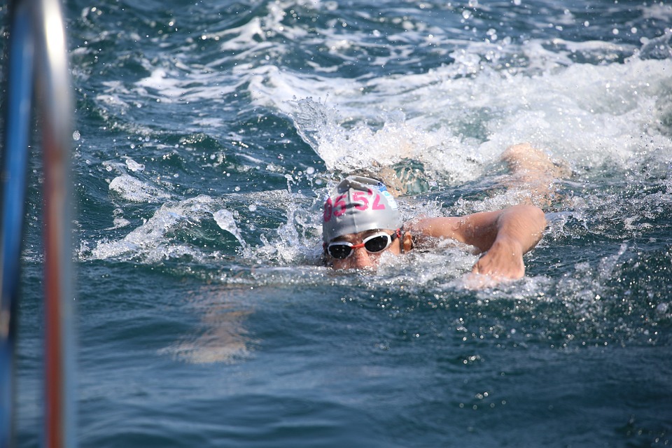 Targa del Consiglio regionale a Massimo Milano campione del mondo nella disciplina del nuoto pinnato