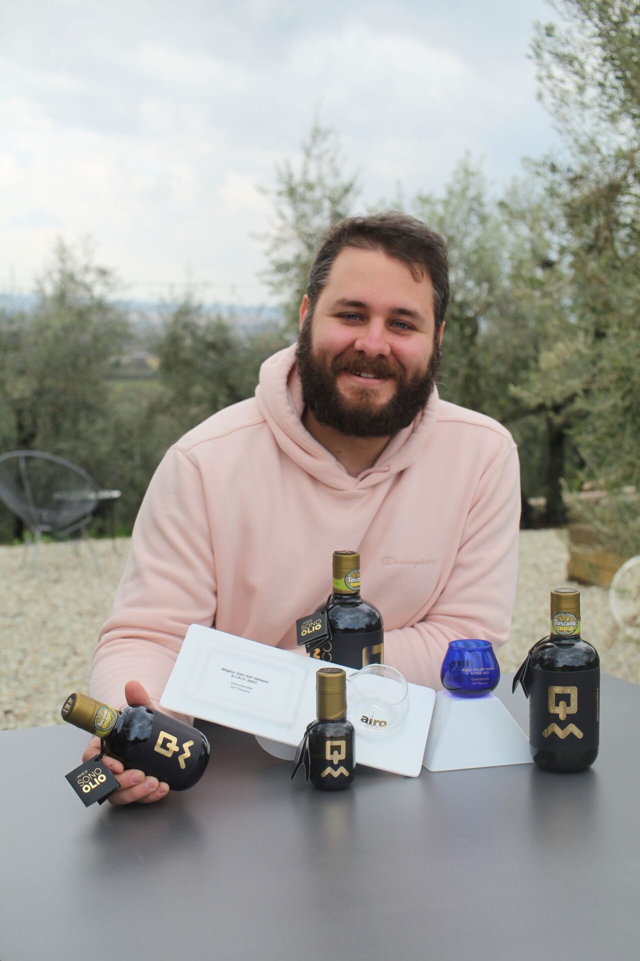 cristiano ferraro – general manager querciamatta con i due premi e ligp toscano biologico della collezione anno zero querciamatta
