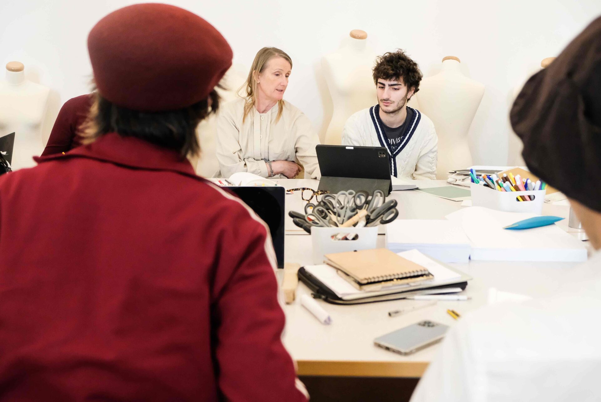 5 lucy orta un momento di lavoro con gli studenti del gruppo ied