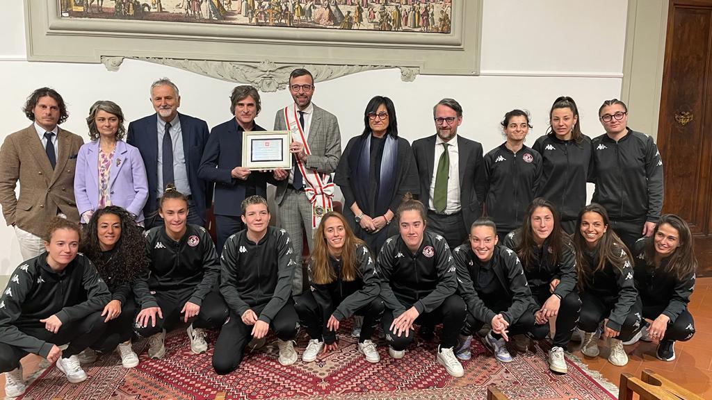 <strong>Sport: la targa del Consiglio regionale alle ragazze ‘imbattibili’ dell’Arezzo Calcio</strong>