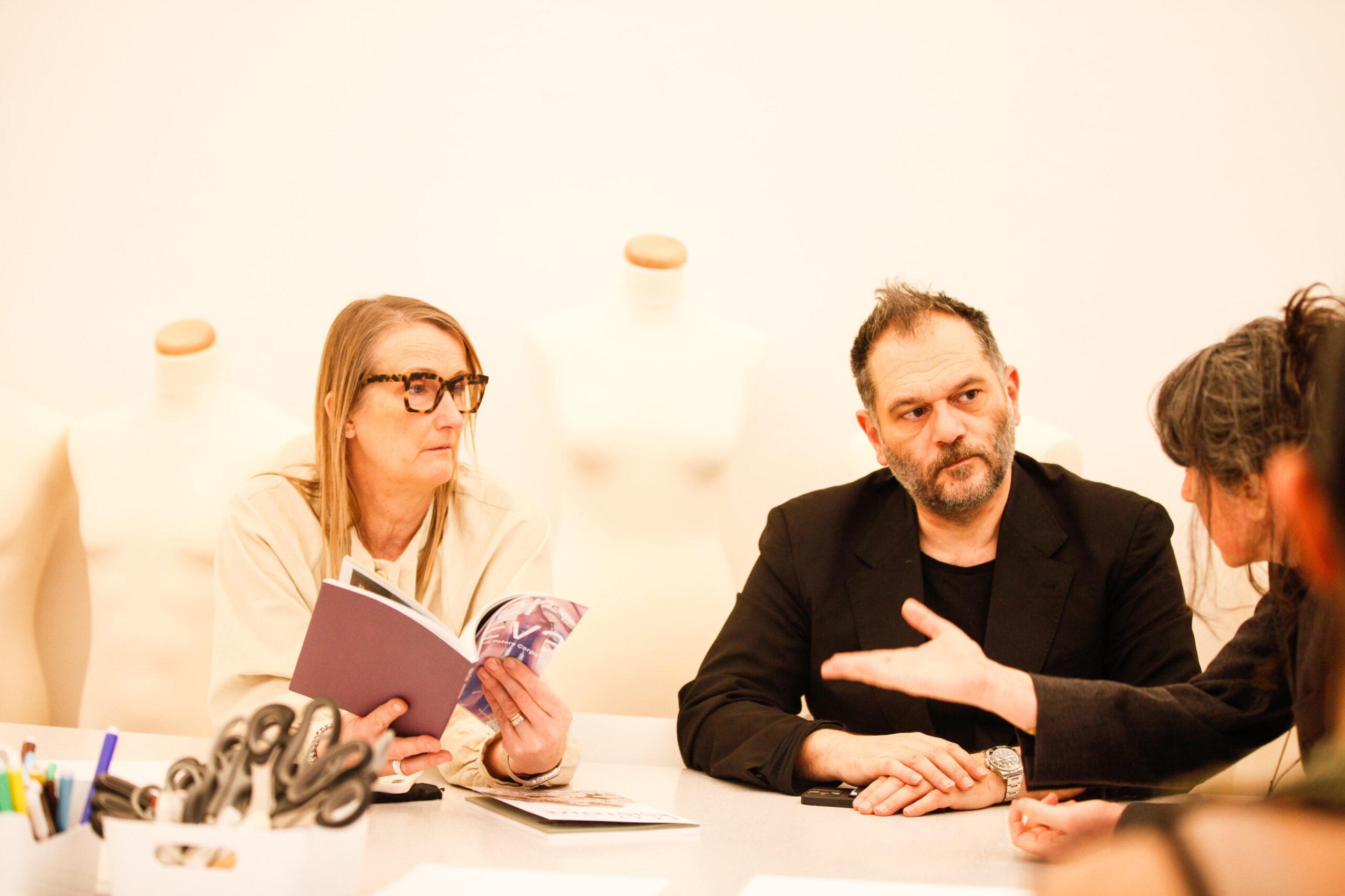 lucy orta e danilo venturi direttore ied firenze durante l'incontro a palazzo pucci n6 sede ied firenze