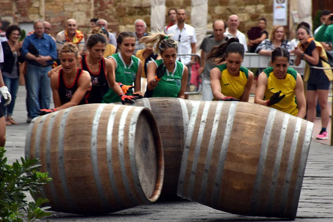 <strong>‘Le Dame della Botte’, a Montepulciano si sfidano le spingitrici delle otto contrade del Bravìo delle Botti</strong>