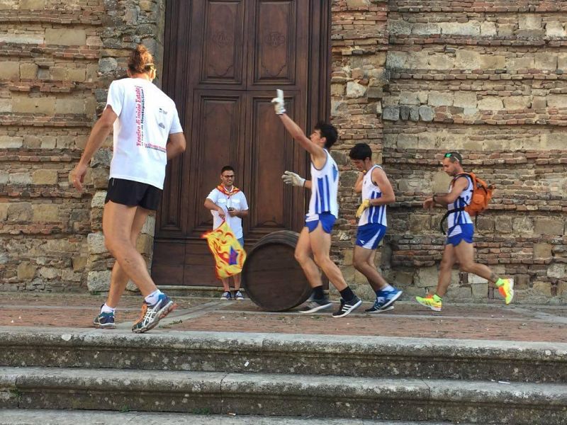 I piccoli spingitori del Bravìo delle Botti tornano a correre per le vie del centro storico di Montepulciano