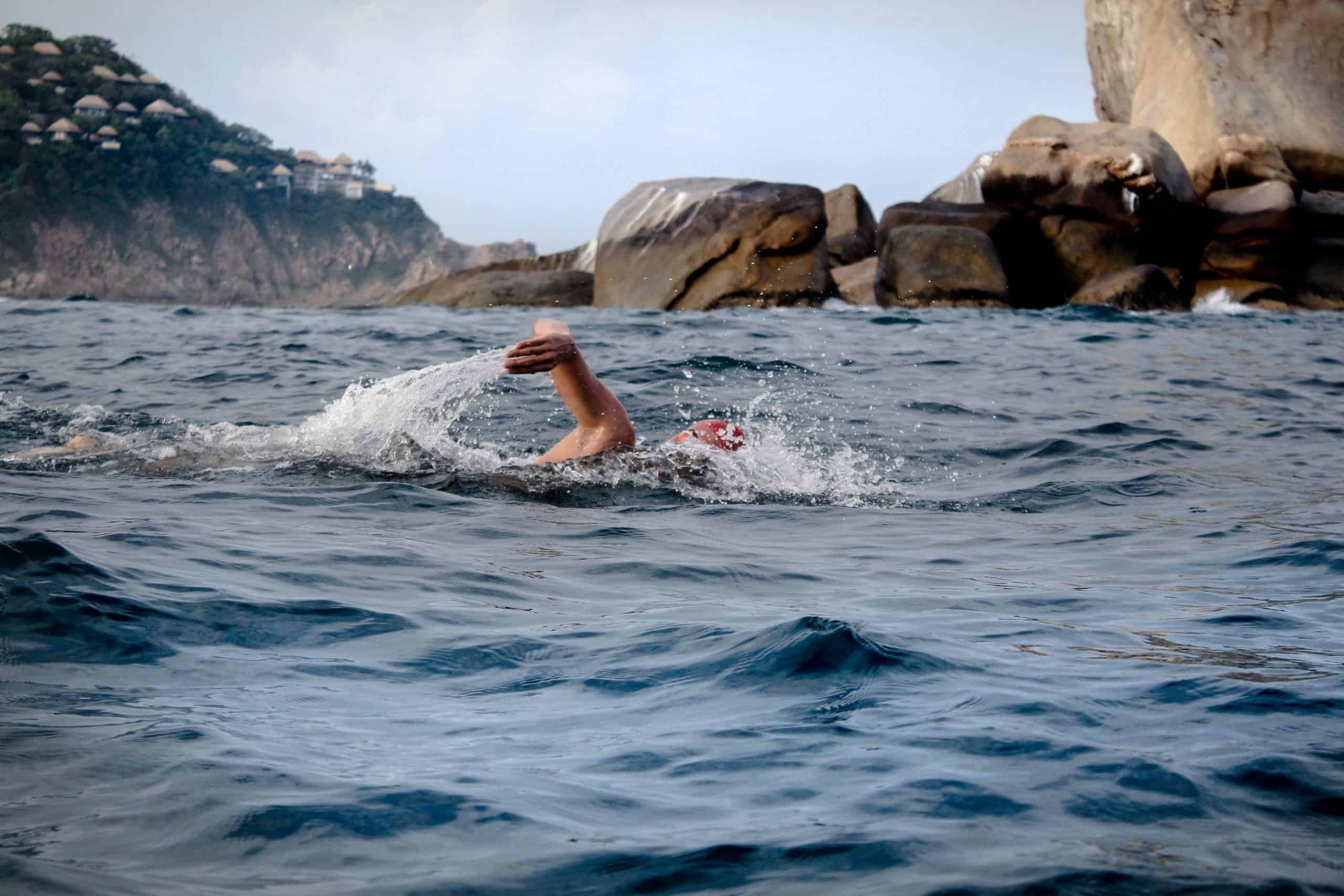 <strong>Fare il bagno d’estate con le lenti a contatto, un rischio per la salute visiva</strong>