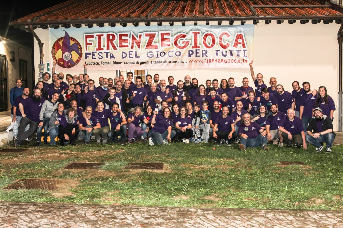 firenzegioca 2022 foto di chiusura con volontari