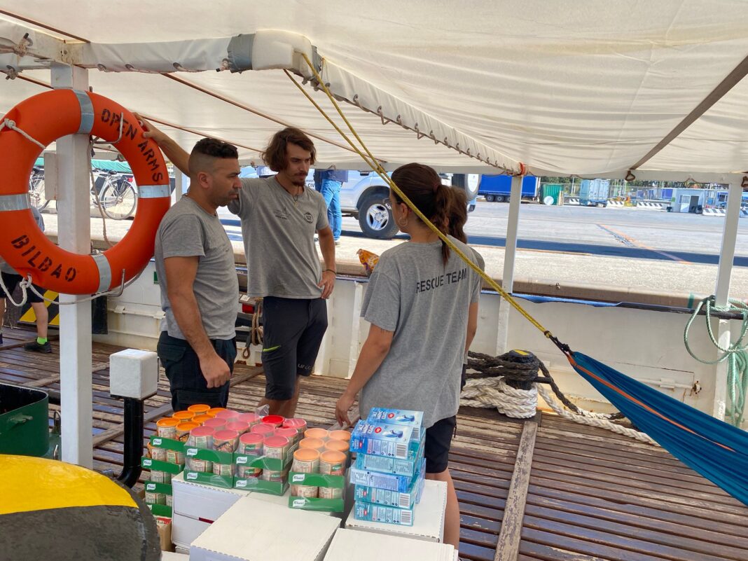 foto donazione generi alimentari a open arms