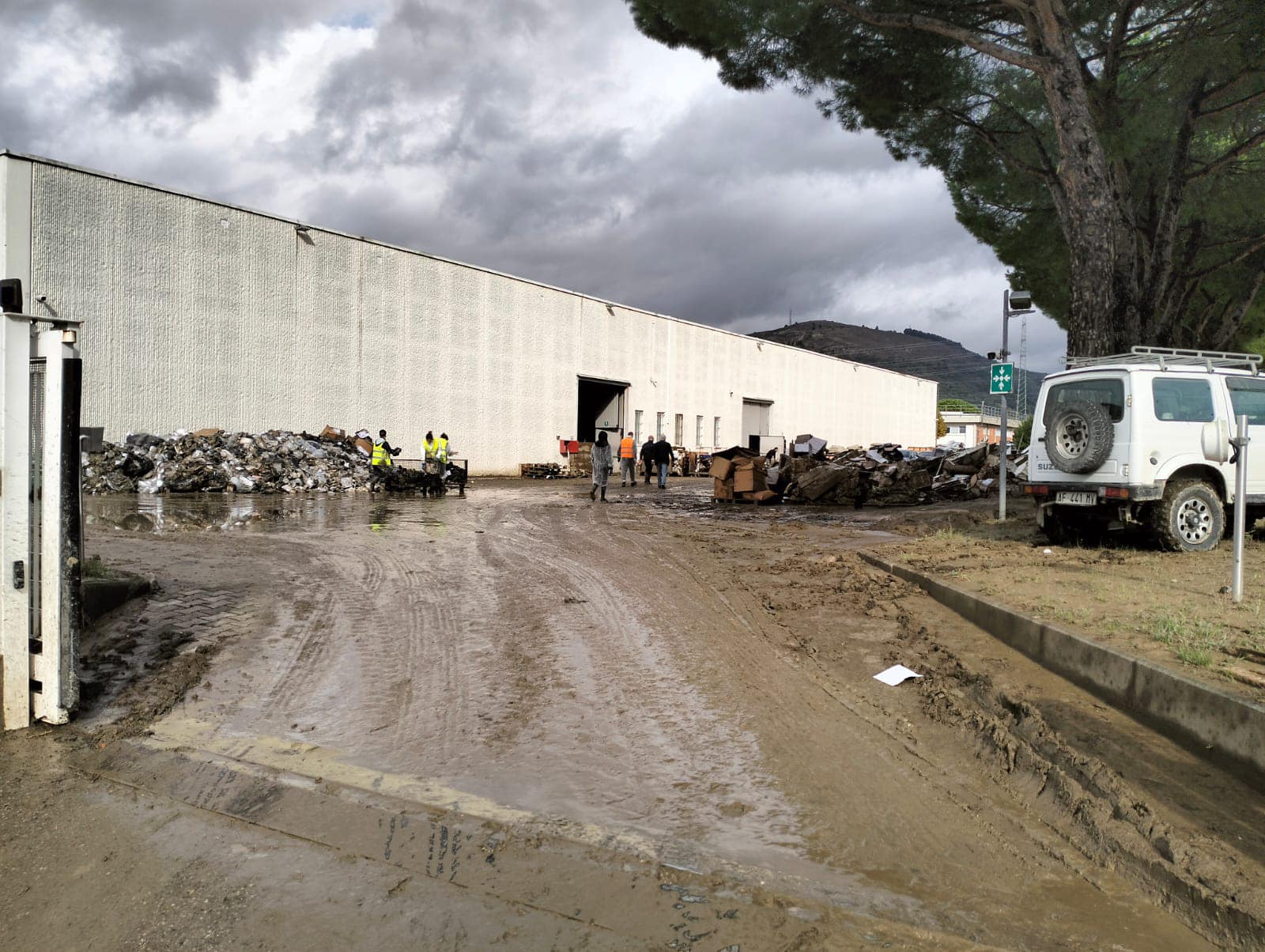 Ordinanza Giani: sì a vendita fuori da luoghi produzione e negozi per imprese alluvionate