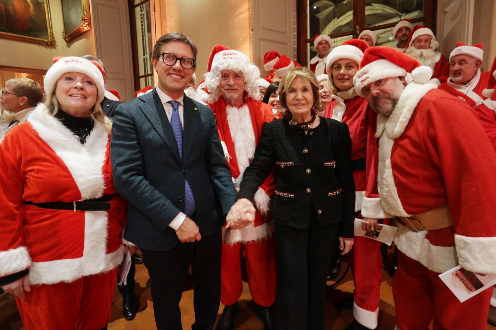 dario nardella e giovanna cammi fratini con al compagnia di babbo natale