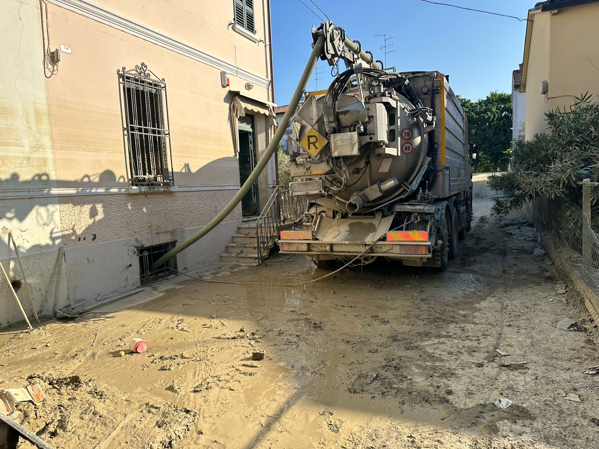 <strong>Cantine e case allagate da acque e fango, centinaia di famiglie pratesi disperate – L’appello di amministratori di condominio e spurghisti: “Ripetere il modello Emilia Romagna”  </strong>