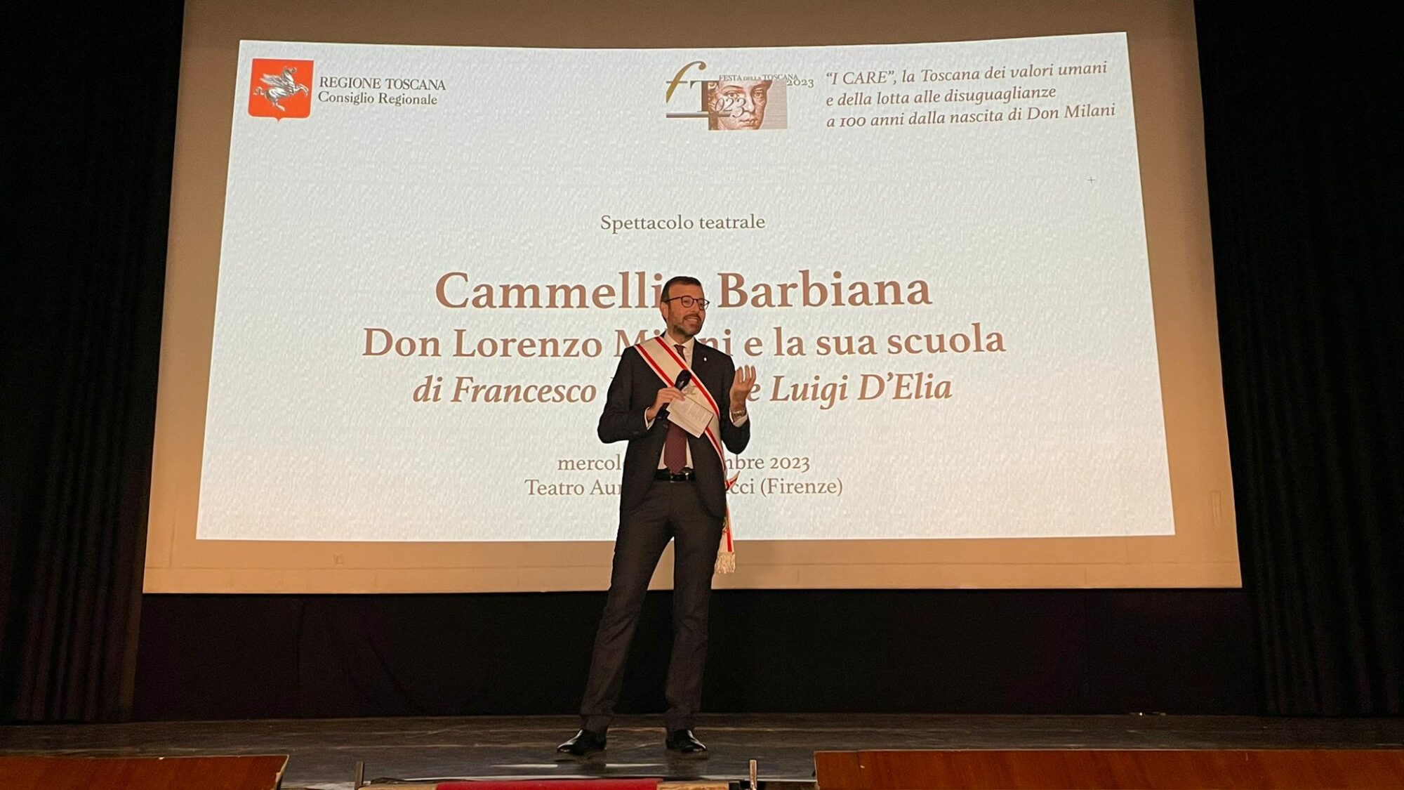 Festa della Toscana: davanti a centinaia di studenti il racconto teatrale ‘Cammelli a Barbiana’ dedicato a Don Milani