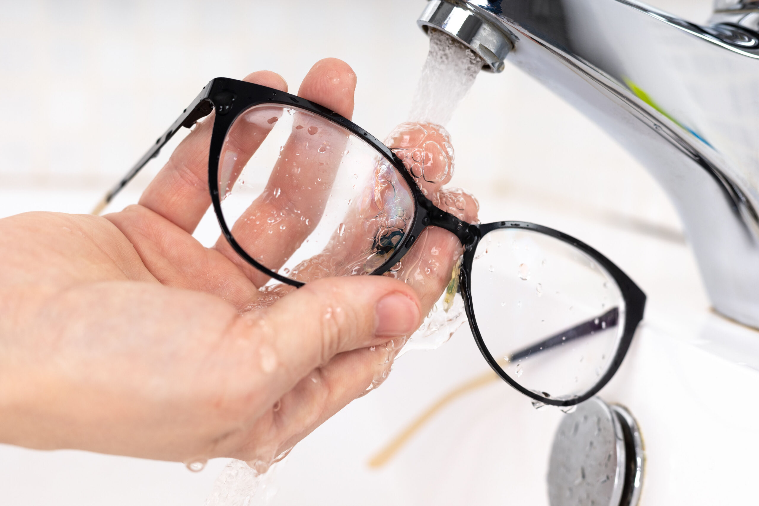 Come lavare correttamente gli occhiali