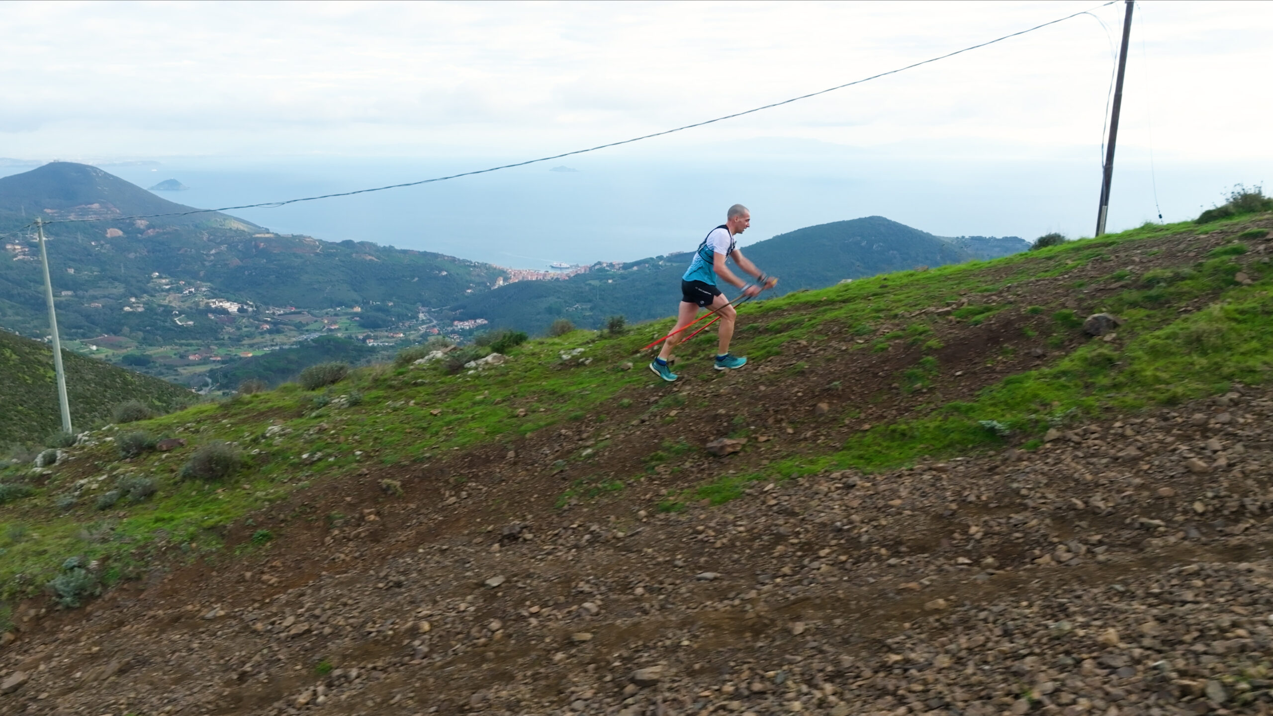 <strong>L’elbano dei record: Matteo Anselmi stabilisce il nuovo record<br>di trail running sulla Grande Traversata Elbana</strong>