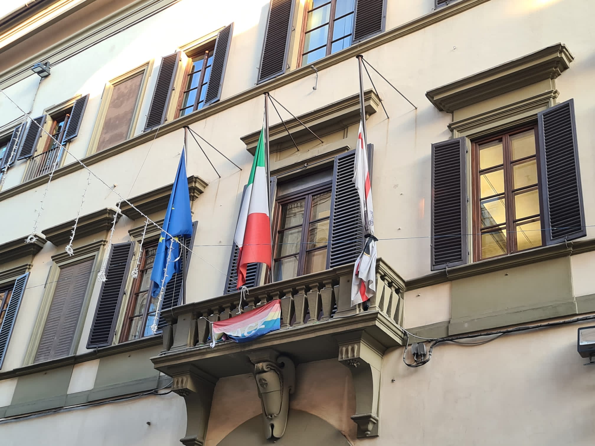 3 violenza sulle donne a palazzo del pegaso bandiere a mezzasta (1)
