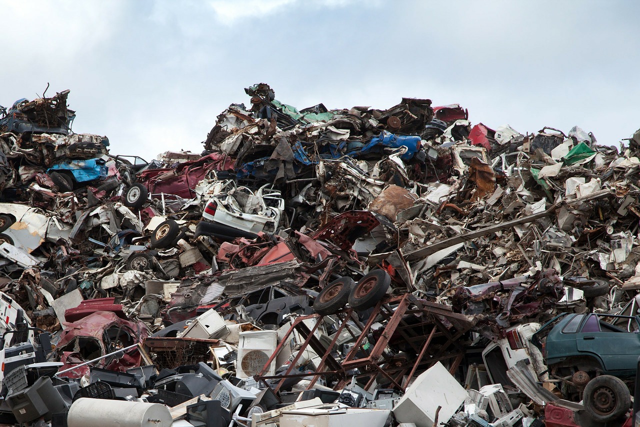 ambiente discarica rottami di auto rifiuti (1)