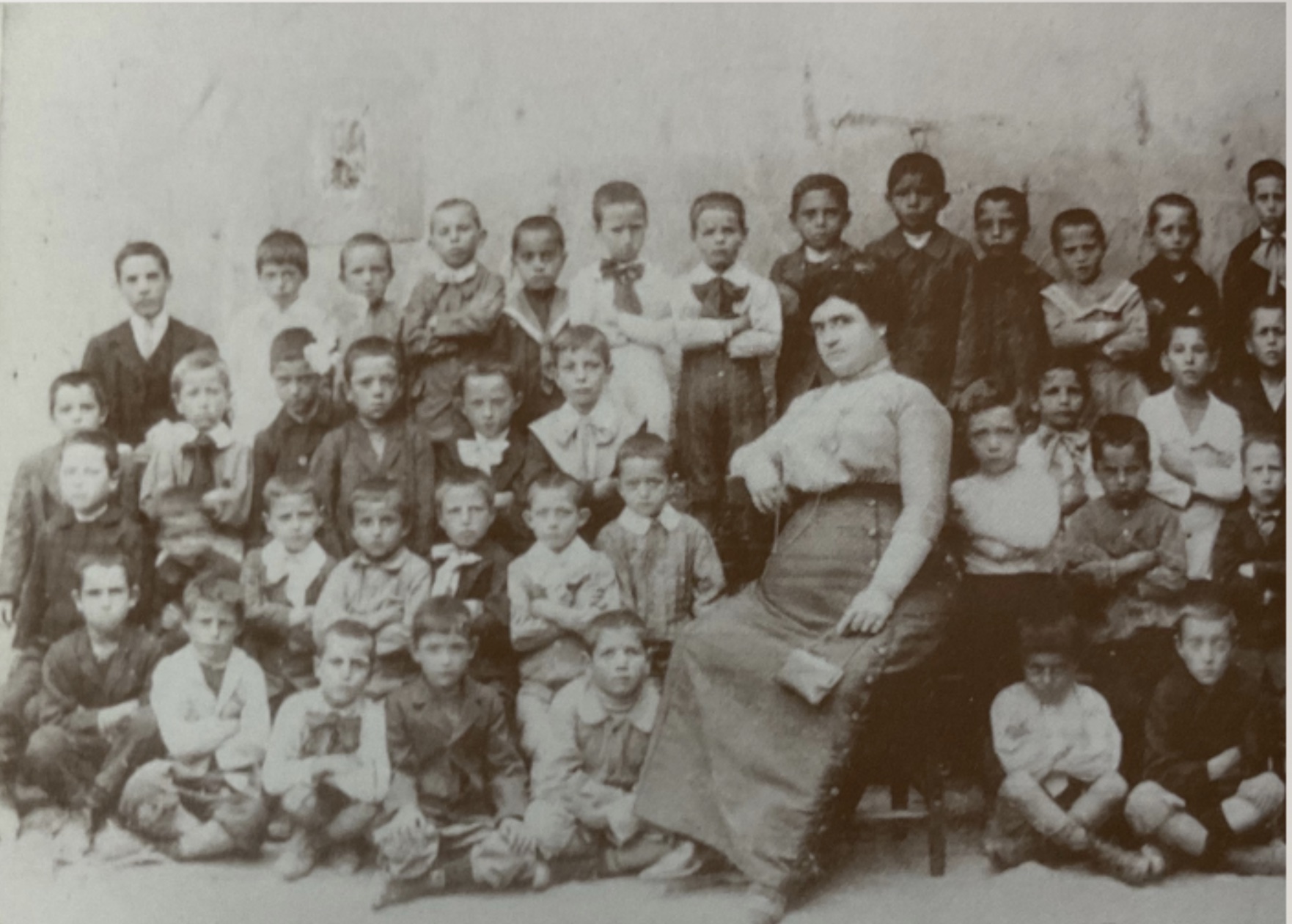la maestra di vaiano elettra gabbiani con la sua classe nel 1908 alla badia di vaiano